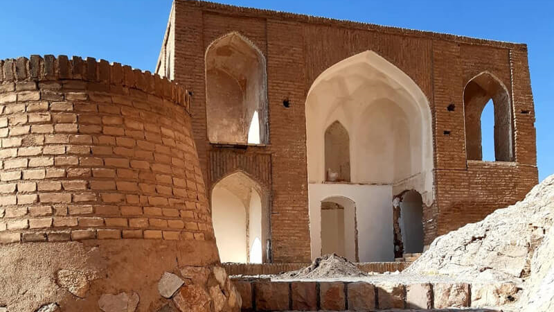 تختِ درگاه قلی‌بیگ کرمان، زیبایی منحصر به فرد یک آرامگاه خانوادگی